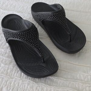 CROCS Sz 9 Women’s Black Embellished Thong Sandals - Stylish Comfort